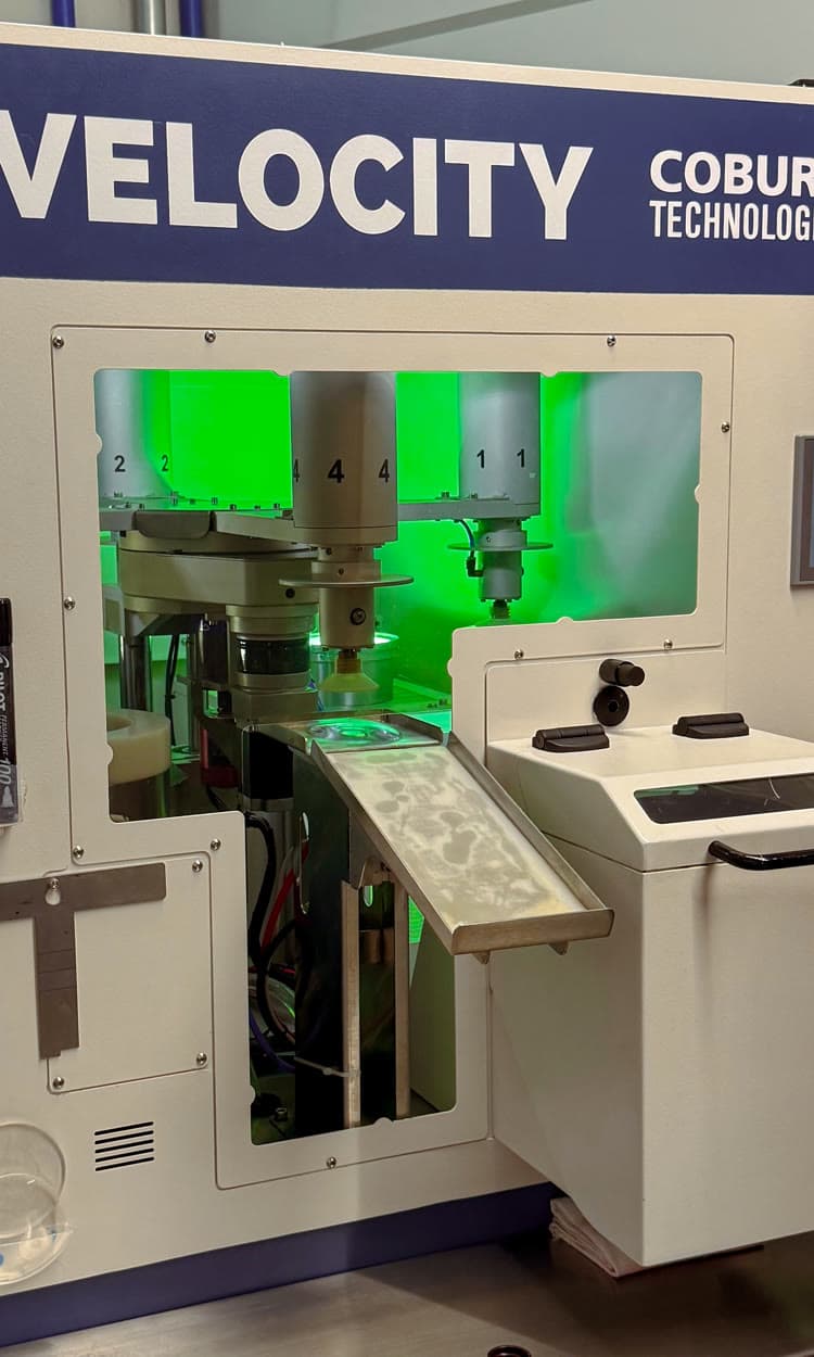 Equipamento de aplicação do tratamento antirrisco em operação