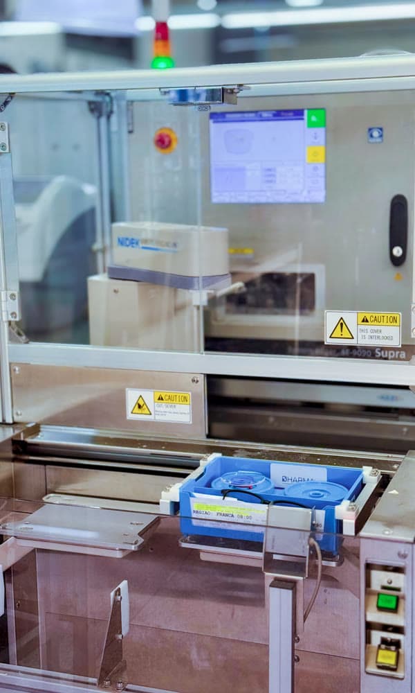 Equipamento de blocagem e recorte, com o painel de controle à vista