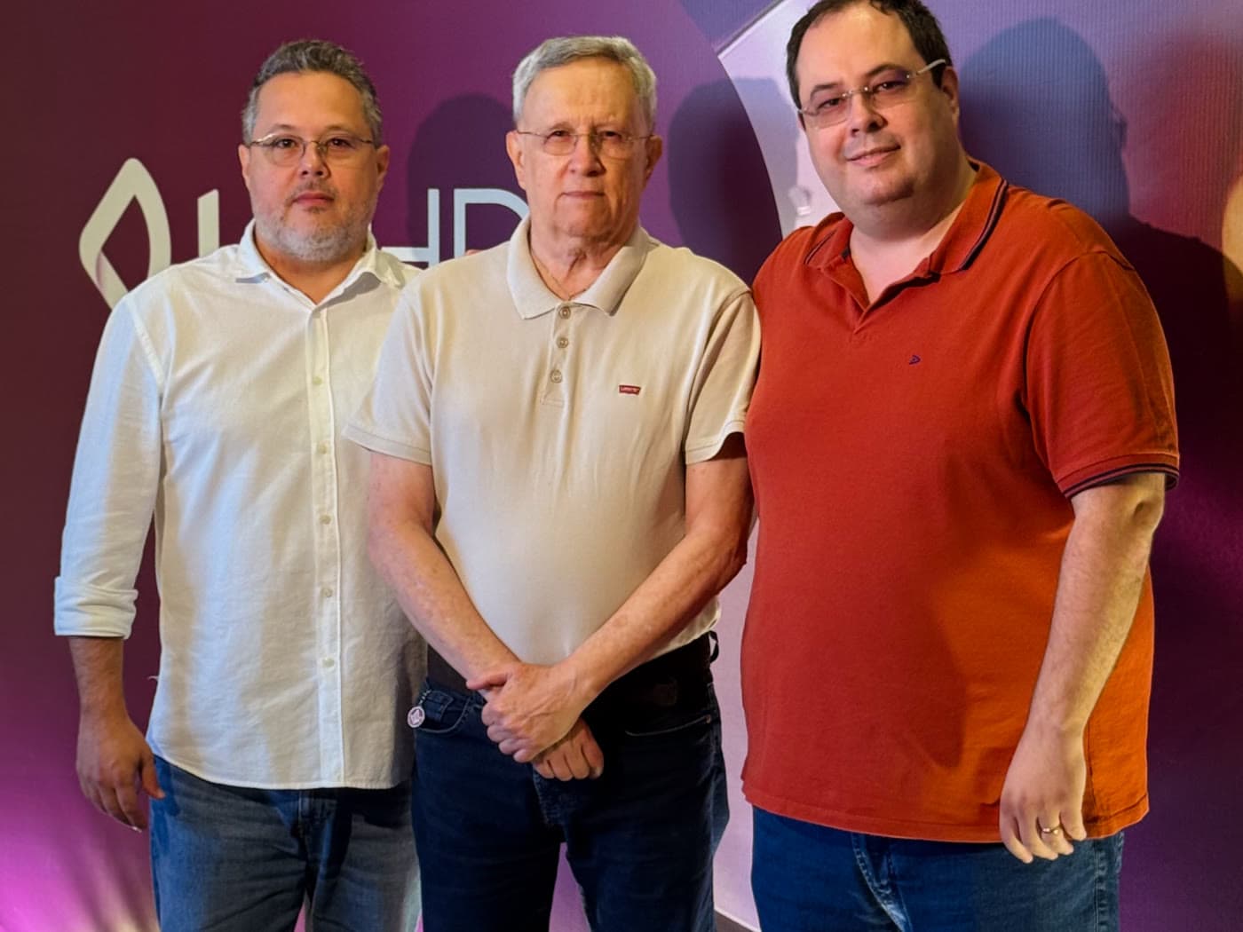 Liderança da LG HD diante do painel da nova marca