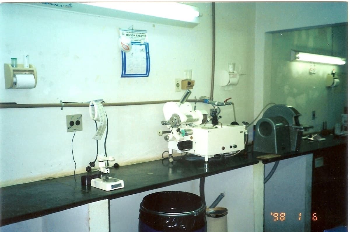 Bancada do laboratório em seus primeiros anos