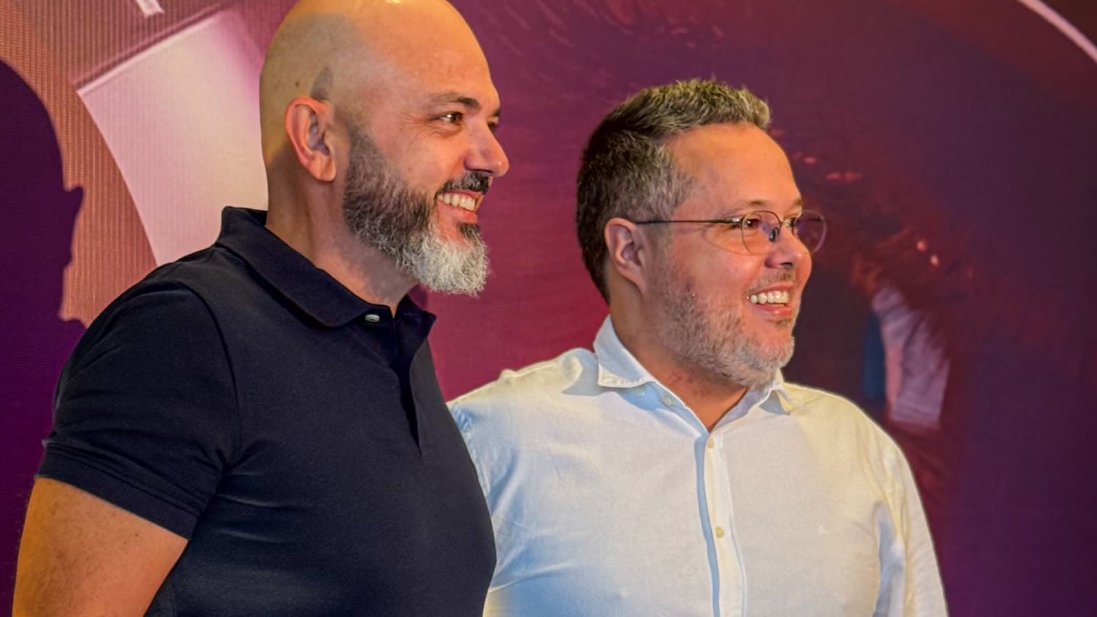 Parceiros posando no painel do evento