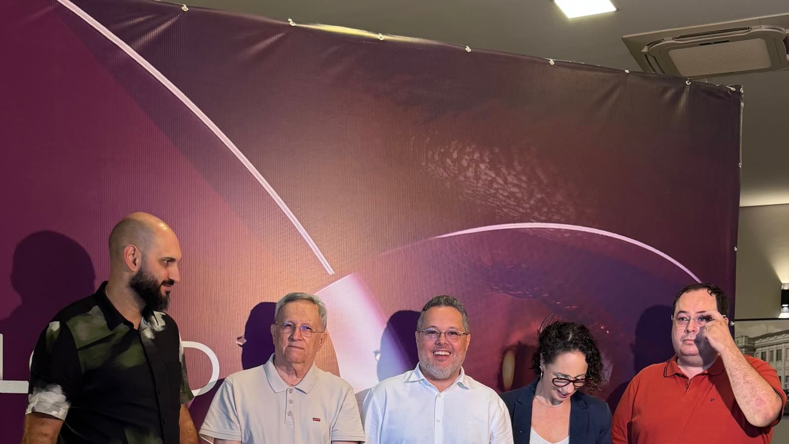 Grupo de parceiros no painel do evento