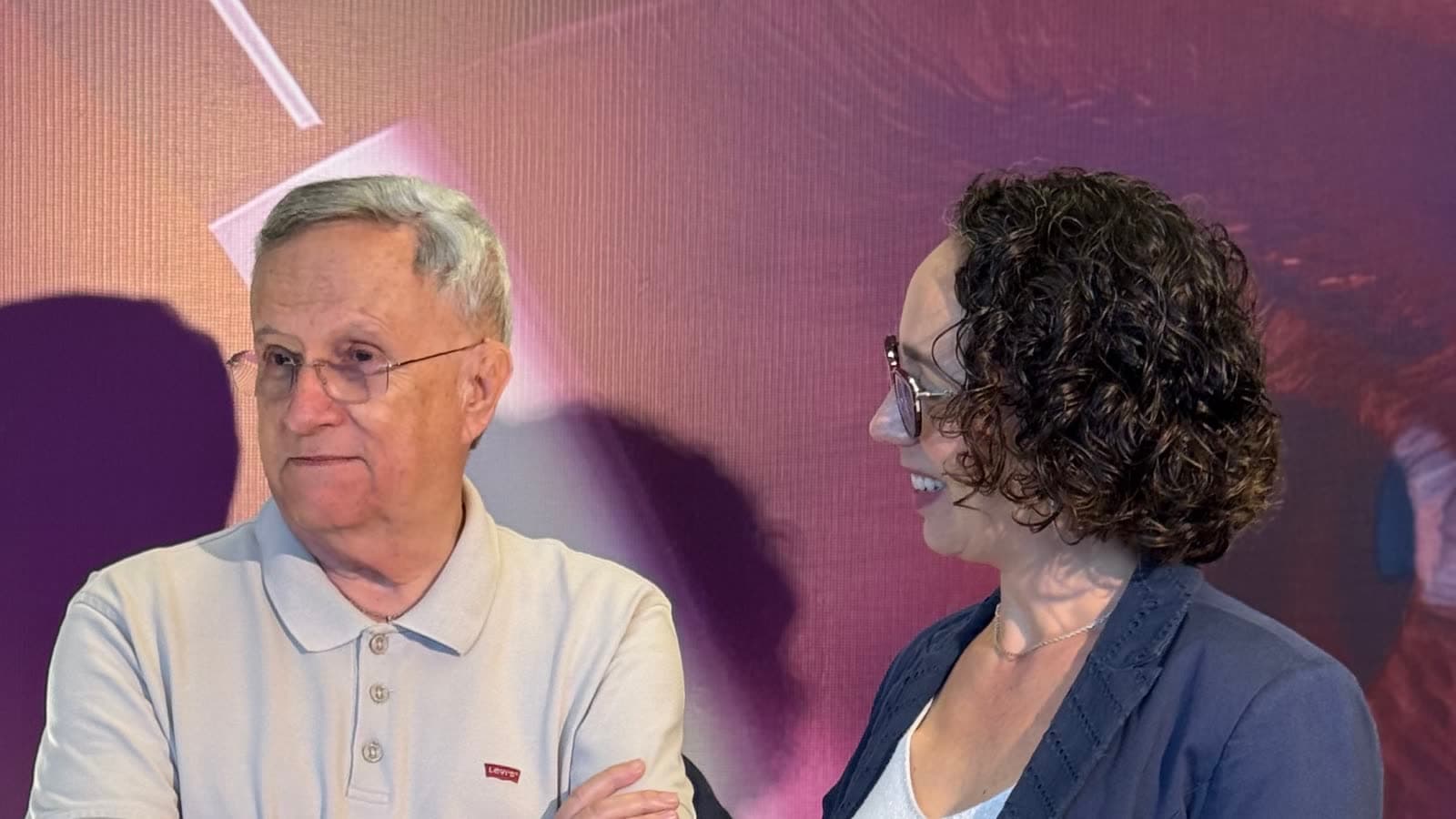 Casal de parceiros no painel do evento