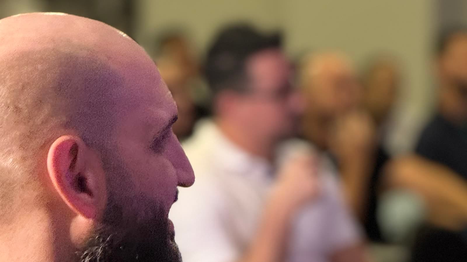 Público acompanhando a apresentação