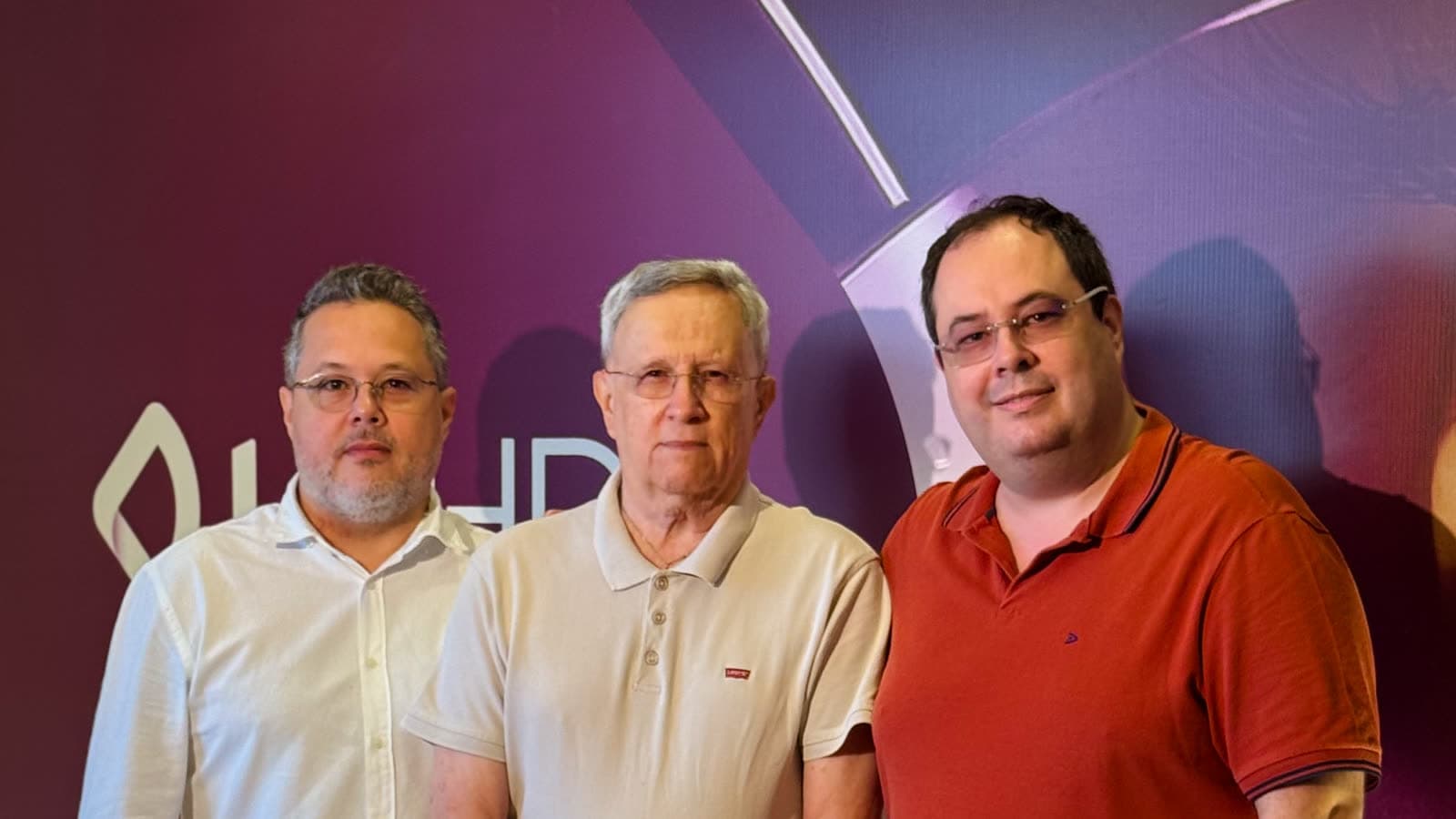 A família à frente da LG HD no painel da nova marca